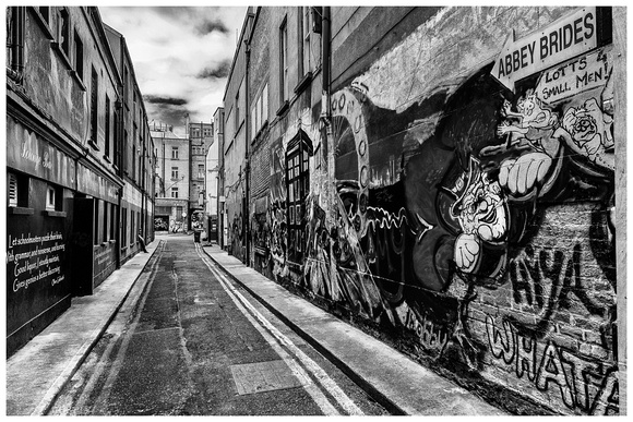 Docklands, Dublin, Ireland, Irland, b/w, "black & white", city, s/w, scenes, schwarz-weiss, backyard, graffiti, Northside