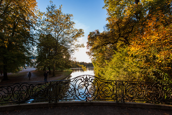Nymphenburger Park Herbst Abendstimmung Bruecke grosser See