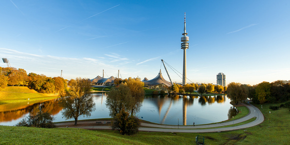 Ruhiger Herbstmorgen am Olympiasee in Muenchen